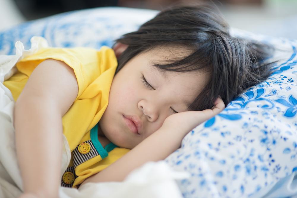 子供が夜中に体をかきむしる！代表的な原因と対処法