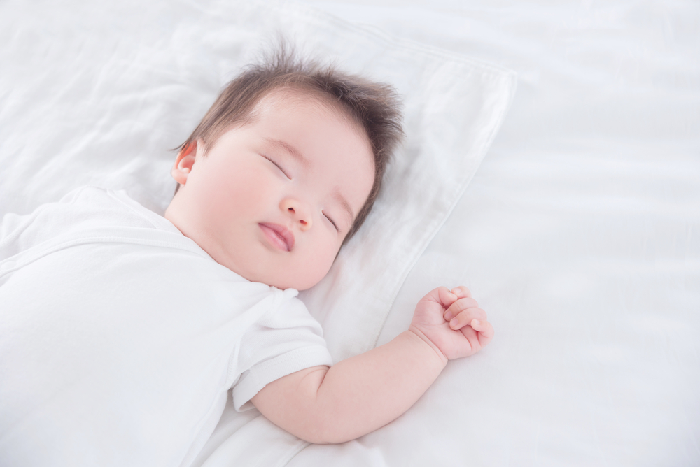 【赤ちゃんの暑さ対策】肌着で寝るのは大丈夫？体調管理のポイント