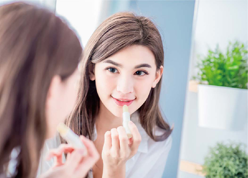 唇の乾燥対策！乾燥する原因とリップケアの方法を紹介