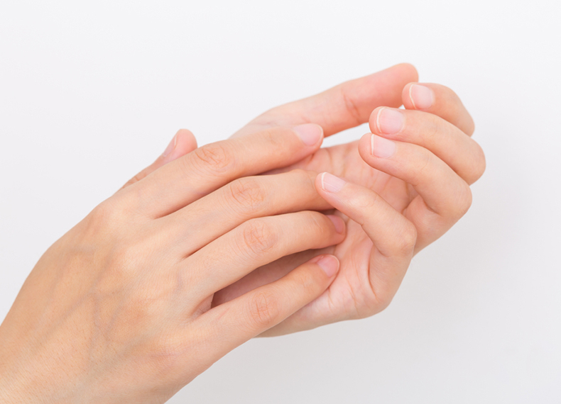 爪が割れるのはなぜ？セルフケア＆健康な爪を育てる方法を解説