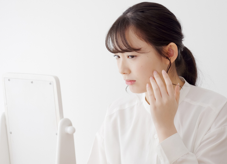 乾燥肌でも大人ニキビができるのはなぜ？原因とケア方法を紹介