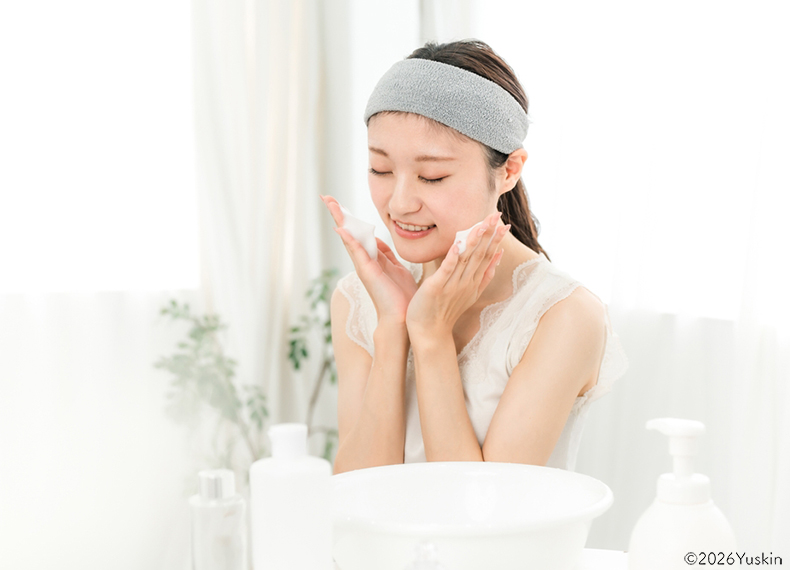 乾燥肌に朝洗顔は必要？うるおいをキープするためのスキンケアを解説